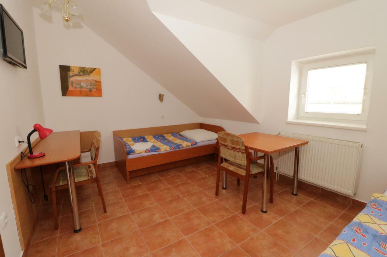 Hotel Penzion Hurka Dolni Libchavy Exterior foto