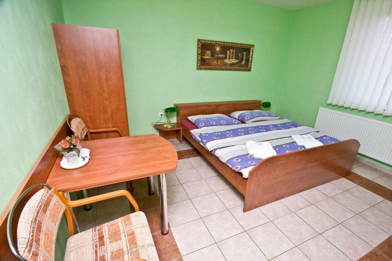 Hotel Penzion Hurka Dolni Libchavy Exterior foto