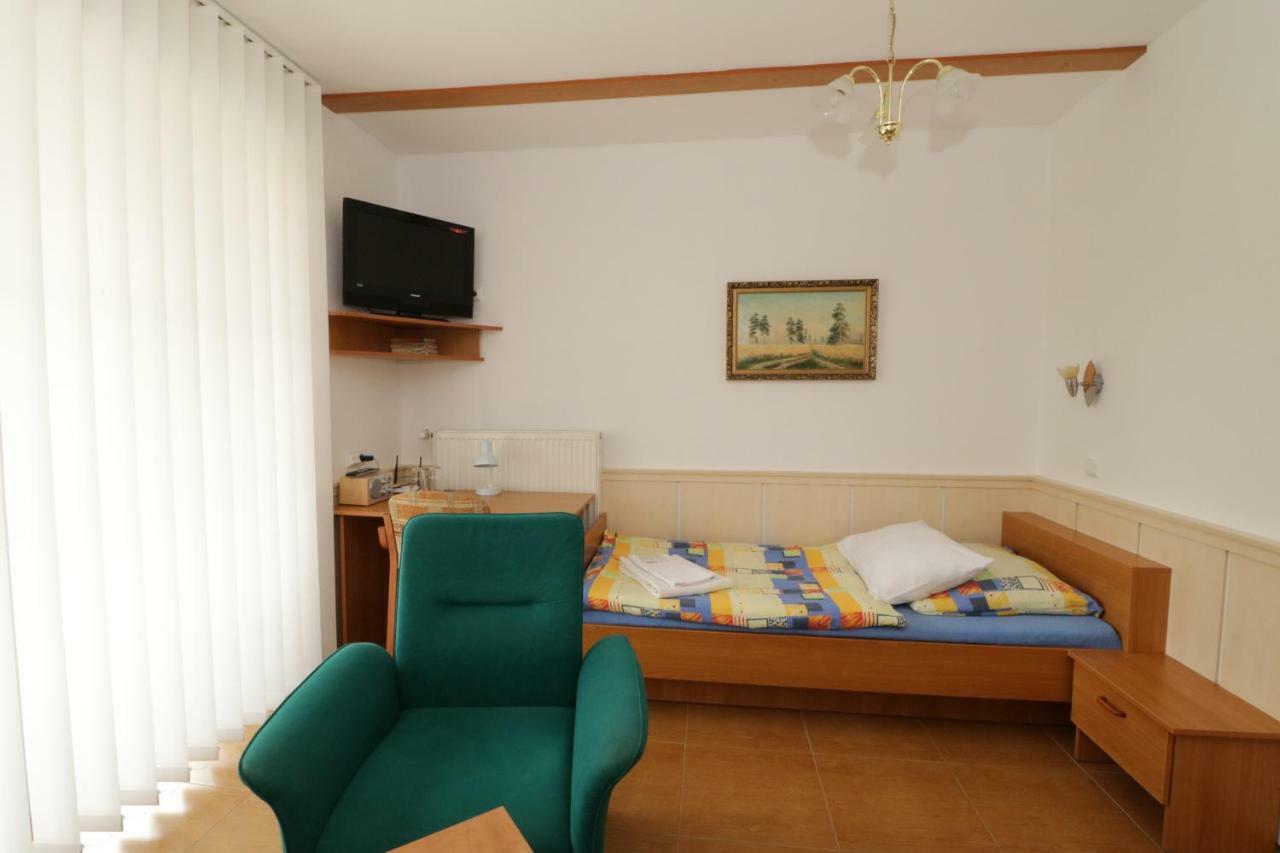 Hotel Penzion Hurka Dolni Libchavy Exterior foto