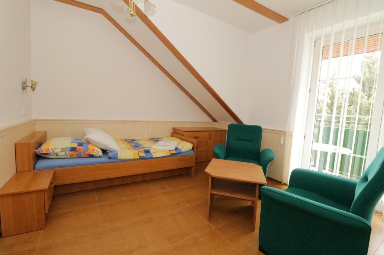 Hotel Penzion Hurka Dolni Libchavy Exterior foto