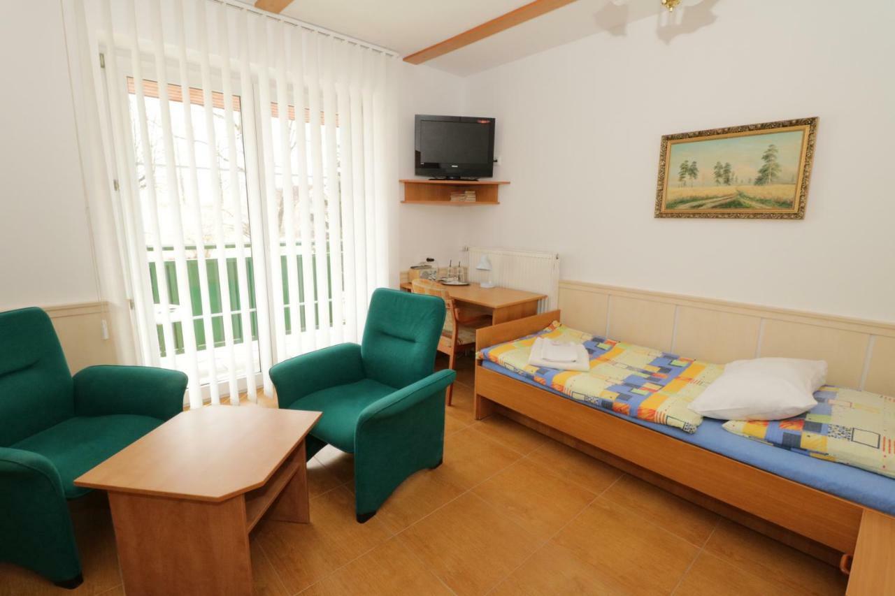 Hotel Penzion Hurka Dolni Libchavy Exterior foto